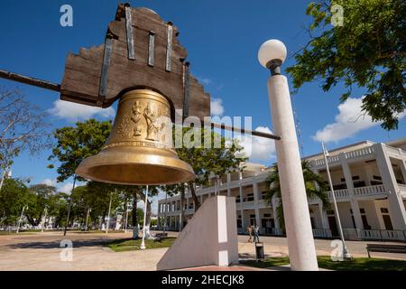 Mexique, Quintana Roo, cloche bicentenaire devant le palais du gouvernement Banque D'Images