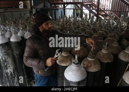 Srinagar, Inde.10th janvier 2022.Un travailleur prépare le remplissage des bouteilles d'oxygène pour l'approvisionnement d'un hôpital afin de préparer la lutte contre la variante Omicron au milieu de la propagation des cas Covid-19, à Jammu-et-Cachemire, le 10 janvier 2022.(Photo par Kamran Raashid Bhat/INA photo Agency/Sipa USA) crédit: SIPA USA/Alay Live News Banque D'Images