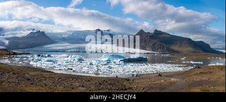 Islande, Austurland, iceberg dans le lagon glaciaire de Fjallsarlon, panoramique Banque D'Images