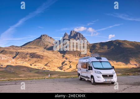 France, Pyrénées Atlantiques, Béarn, Motorhome garée au Col du Pourtalet avec le pic du midi d'Ossau en arrière-plan Banque D'Images