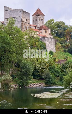 France, Pyrénées Atlantiques, Béarn, Sauveterre de Béarn, vue de la Tour de Montréal et de l'église Saint-André depuis le pont de légende Banque D'Images