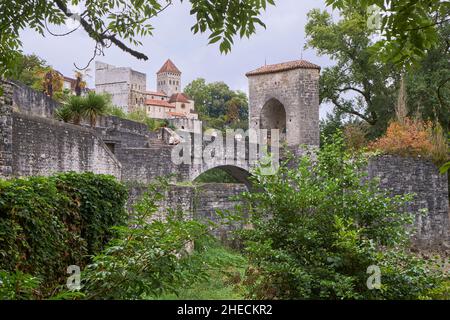 France, Pyrénées Atlantiques, Béarn, Sauveterre de Béarn, vue sur le pont de la légende, la Tour de Montréal et l'église Saint-André Banque D'Images