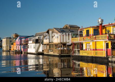 La communauté flottante de Victoria, en Colombie-Britannique.Un village unique de maisons, de boutiques et de restaurants sur Fisherman's Wharf. Banque D'Images