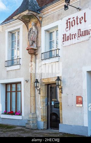 France, Indre, la Châtre, scène sur la via Lemovicensis ou Vezelay Way, l'un des principaux moyens de Saint-Jacques-de-Compostelle, hôtel notre-Dame, statue du 15th siècle d'une Vierge et d'un enfant Banque D'Images
