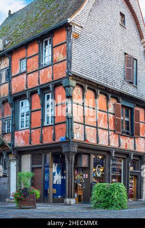 France, Indre, la Châtre, scène sur la via Lemovicensis ou Vezelay Way, l'une des voies principales vers Saint-Jacques-de-Compostelle, Maison en bois du 15th siècle ou Maison Rouge Banque D'Images