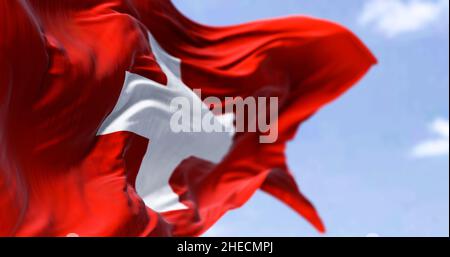 Détail du drapeau national de la Suisse qui agite dans le vent par temps clair.Démocratie et politique.Pays européen.Mise au point sélective. Banque D'Images