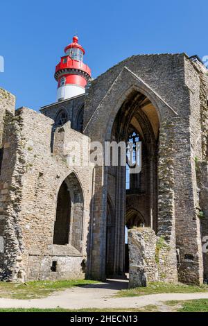 France, Finistère, Plougonvelin, Pointe Saint-Mathieu, ruines abbatiale et phare de Fineterre en St Mathieu Banque D'Images