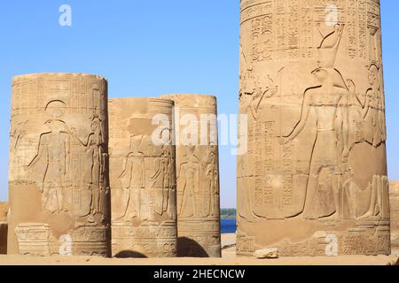 Égypte, haute Égypte, vallée du Nil, Kom Ombo, temple de Sobek et Haroeris, cour, première colonne avec hiéroglyphes et bas-relief représentant Horus (à gauche) et Nephthys (à droite) Banque D'Images