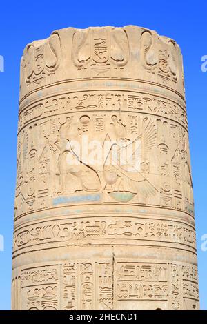 Égypte, haute Égypte, vallée du Nil, Kom Ombo, temple de Sobek et Haroeris, colonne dans la cour avec hiéroglyphes et bas-relief représentant Horus (à gauche) et Nekhbet (à droite) Banque D'Images