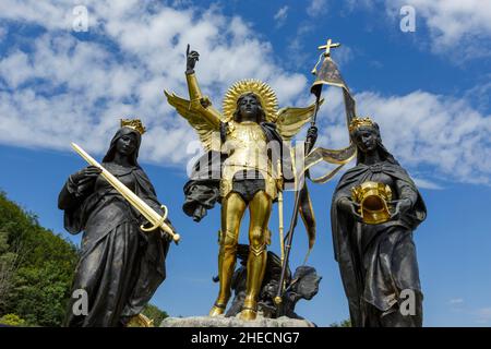 France, vosges, Domremy la Pucelle, lieu de naissance de Jeanne d'Arc, groupe de statues appelées Jeanne d'Arc et ses voix par Joseph Andre Allar en 1894 devant la basilique du Bois Chenu, également nommée Sainte Jeanne d'Arc de la basilique de Domremy la Pucelle Banque D'Images