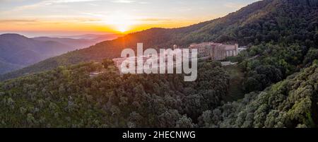 France, Var, massif des Maures, Collobrières, monastère notre Dame de Clemence de la Verne ou Chartreuse de la Verne (vue aérienne) // France, Var (83) Banque D'Images