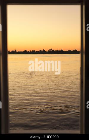 Égypte, haute Égypte, vallée du Nil, environs de Kom Ombo, croisière entre Esna et Assouan sur le dahabieh Louxor, vue de la cabine Banque D'Images