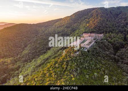 France, Var, massif des Maures, Collobrières, monastère notre Dame de Clemence de la Verne ou Chartreuse de la Verne (vue aérienne) // France, Var (83) Banque D'Images