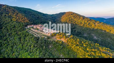 France, Var, massif des Maures, Collobrières, monastère notre Dame de Clemence de la Verne ou Chartreuse de la Verne (vue aérienne) // France, Var (83) Banque D'Images