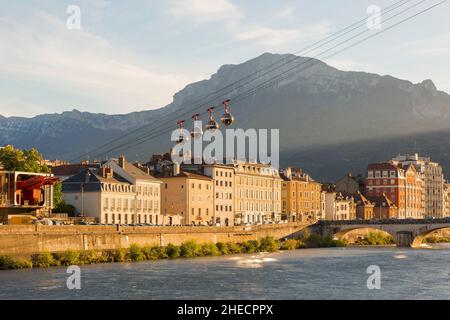 France, Isère, Grenoble, vue sur la ville et les rives de l'Isère, avec le massif du Vercors en arrière-plan Banque D'Images