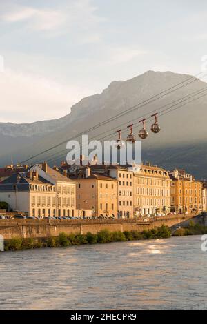 France, Isère, Grenoble, vue sur la ville et les rives de l'Isère, avec le massif du Vercors en arrière-plan Banque D'Images