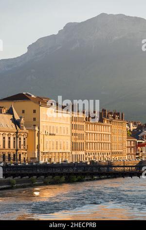 France, Isère, Grenoble, vue sur la ville et les rives de l'Isère, avec le massif du Vercors en arrière-plan Banque D'Images