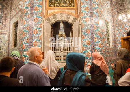 Istanbul, Turquie - 06-10-2016:peuple musulman dans la mosquée du Sultan d'Eyup Banque D'Images