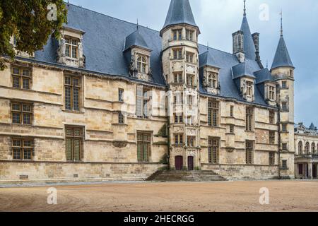 France, Nievre, Nevers, scène sur la via Lemovicensis ou Vezelay Way, une des voies principales vers Saint-Jacques-de-Compostelle, palais ducal, château de 15th et 16th siècles, ancienne résidence des comtes et des ducs de Nevers Banque D'Images