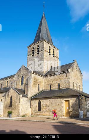 France, Nièvre, Saint-Pierre-le-Moutier, randonnée sur la via Lemovicensis ou Vezelay, l'une des voies principales vers Saint-Jacques-de-Compostelle, église Saint-Pierre Banque D'Images