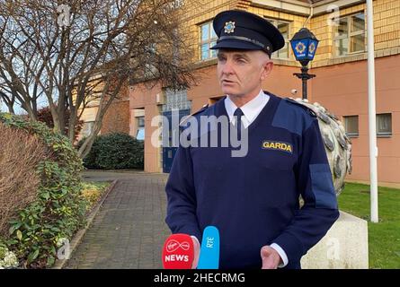 Le surintendant Tony Twomey parle devant la gare de Ballyfermot Garda, à Dublin, alors qu'il fait un nouvel appel à l'information, après qu'un homme ait été tué par balle dans la banlieue de Dublin, à Ballyfermot, dimanche matin.Date de la photo: Lundi 10 janvier 2022. Banque D'Images