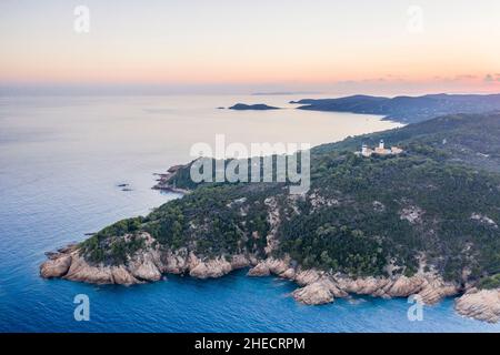 France, Var, presqu'île de Saint Tropez, Ramatuelle, le Cap Camarat,Phare de Camarat (vue aérienne) // France, Var (83), presqu'île de Saint-Tropez, Ra Banque D'Images