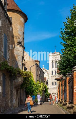 France, Yonne, Parc naturel régional du Morvan, Vezelay, site classé au patrimoine mondial de l'UNESCO, les plus Beaux villages de France (les plus beaux villages de France), point de départ d'une des voies principales vers Saint-Jacques-de-Compostelle (via Lemovicensis ou Vezelay Way), rue Saint-Pierre et basilique Sainte-Marie-Madeleine en arrière-plan Banque D'Images