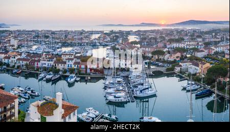 France, Var, Golfe de Saint Tropez, Grimaud, Port Grimaud, ville de Lacustrie conçue par l'architecte français François Spoerry, le port de plaisance (vue aérienne) Banque D'Images