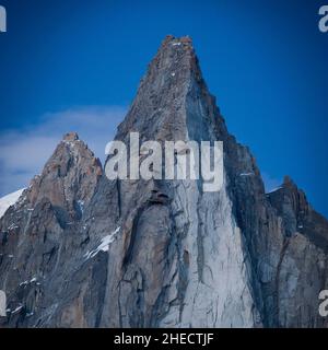 France, la nature adopte parfois des formes très curieuses appelées Pareidolie, le visage d'un homme sage se dessine à l'aiguille du gardien des Drus du massif du Mont blanc Banque D'Images