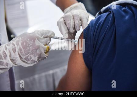 Guwahati, Inde.10th janvier 2022.Une infirmière administre une dose de rappel du vaccin COVID-19 à un citoyen âgé de Guwahati, Assam, Inde, le lundi 10 janvier 2022.La campagne de vaccination pour la troisième dose ou «˜» dose de précaution pour les groupes prioritaires - les travailleurs de la santé, les travailleurs de première ligne et les personnes âgées de plus de 60 ans souffrant de comorbidités a commencé lundi.(Image de crédit : © David Talukdar/ZUMA Press Wire) Banque D'Images