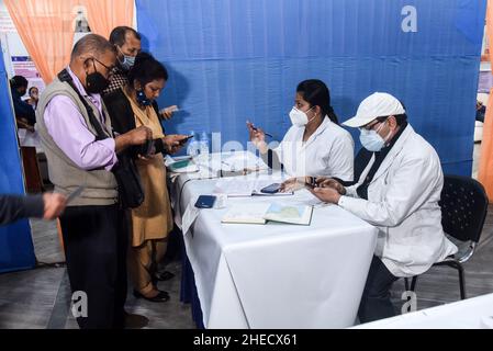 Guwahati, Inde.10th janvier 2022.Personnes âgées enregistrant leur nom pour obtenir une dose de rappel du vaccin COVID-19, citoyen à Guwahati, Assam, Inde, le lundi 10 janvier,2022. La campagne de vaccination pour la troisième dose ou ''˜dose de précaution pour les groupes prioritaires ''' travailleurs de la santé, les travailleurs de première ligne et les personnes âgées de plus de 60 ans avec comorbidités a commencé lundi.(Image de crédit : © David Talukdar/ZUMA Press Wire) Banque D'Images