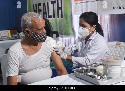 Guwahati, Inde.10th janvier 2022.Une infirmière administre une dose de rappel du vaccin COVID-19 à un citoyen âgé de Guwahati, Assam, Inde, le lundi 10 janvier 2022.La campagne de vaccination pour la troisième dose ou «˜» dose de précaution pour les groupes prioritaires - les travailleurs de la santé, les travailleurs de première ligne et les personnes âgées de plus de 60 ans souffrant de comorbidités a commencé lundi.(Image de crédit : © David Talukdar/ZUMA Press Wire) Banque D'Images