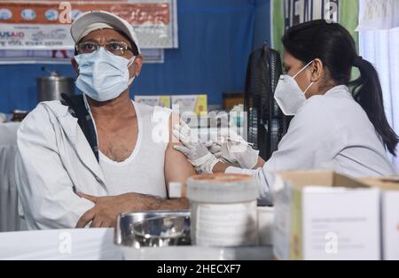 Guwahati, Inde.10th janvier 2022.Une infirmière administre une dose de rappel du vaccin COVID-19 à un citoyen âgé de Guwahati, Assam, Inde, le lundi 10 janvier 2022.La campagne de vaccination pour la troisième dose ou «˜» dose de précaution pour les groupes prioritaires - les travailleurs de la santé, les travailleurs de première ligne et les personnes âgées de plus de 60 ans souffrant de comorbidités a commencé lundi.(Image de crédit : © David Talukdar/ZUMA Press Wire) Banque D'Images