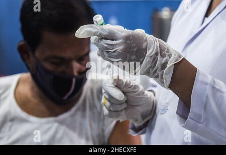 Guwahati, Inde.10th janvier 2022.Une infirmière administre une dose de rappel du vaccin COVID-19 à un citoyen âgé de Guwahati, Assam, Inde, le lundi 10 janvier 2022.La campagne de vaccination pour la troisième dose ou «˜» dose de précaution pour les groupes prioritaires - les travailleurs de la santé, les travailleurs de première ligne et les personnes âgées de plus de 60 ans souffrant de comorbidités a commencé lundi.(Image de crédit : © David Talukdar/ZUMA Press Wire) Banque D'Images