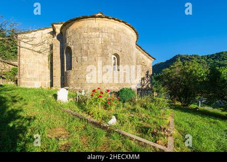 France, Lozère, Corniche des Cévennes, ancienne route royale de Nîmes à Saint-Flour, le Pompidou, église Saint-Flour du Pompidou Banque D'Images