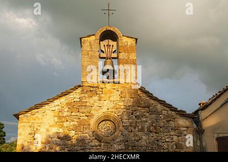 France, Lozère, Corniche des Cévennes, ancienne route royale de Nîmes à Saint-Flour, Cans et Cévennes, hameau de Saint-Laurent-de-Treves, église Saint-Laurent Banque D'Images