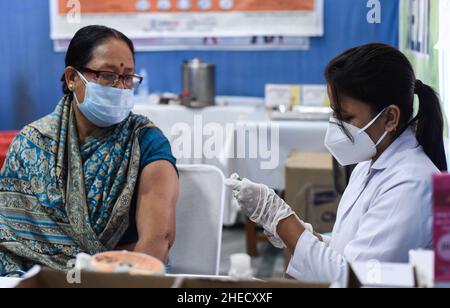 Guwahati, Inde.10th janvier 2022.Une infirmière administre une dose de rappel du vaccin COVID-19 à un citoyen âgé de Guwahati, Assam, Inde, le lundi 10 janvier 2022.La campagne de vaccination pour la troisième dose ou «˜» dose de précaution pour les groupes prioritaires - les travailleurs de la santé, les travailleurs de première ligne et les personnes âgées de plus de 60 ans souffrant de comorbidités a commencé lundi.(Image de crédit : © David Talukdar/ZUMA Press Wire) Banque D'Images