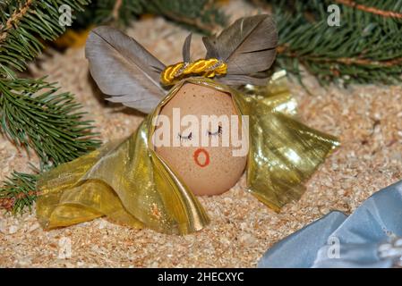 oeuf anthropomisé drôle avec visage d'ange et voile vierge Banque D'Images