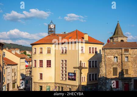 France, Lozère, Langogne, scène sur le sentier Stevenson ou GR 70, l'hôtel de ville Banque D'Images