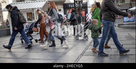 Serbie, 5 janvier 2022: Scène urbaine avec des personnes marchant dans la rue Knez Mihailova à Belgrade Banque D'Images