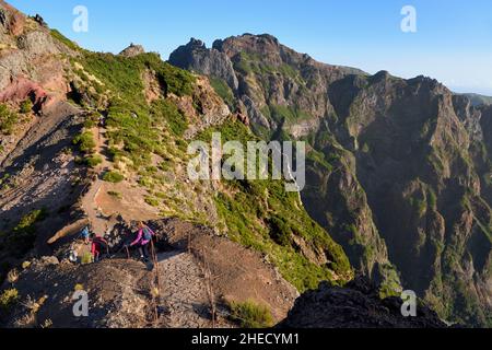 Portugal, île de Madère, randonneurs sur la Vereda do Areeiro randonnée entre Pico Ruivo (1862m) et Pico Arieiro (1817m), vue de Pico Arieiro sur la chaîne de montagnes centrale et le point de vue de Ninho da Manta (nid de bourdonnement) en arrière-plan Banque D'Images