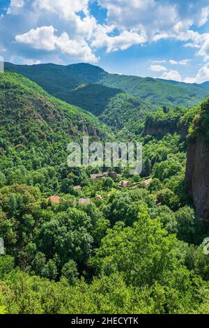 France, Ardèche, parc naturel régional des Monts d'Ardèche, Thueyts, pont du Diable qui traverse la rivière Ardèche Banque D'Images