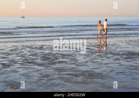 Belgique, Flandre Occidentale, Ostende, amoureux se promenant sur la plage Banque D'Images