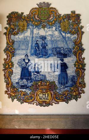 Portugal, l'île de Madère, Funchal, le marché couvert Mercado dos Lavradores, azulejo à l'entrée du marché Banque D'Images