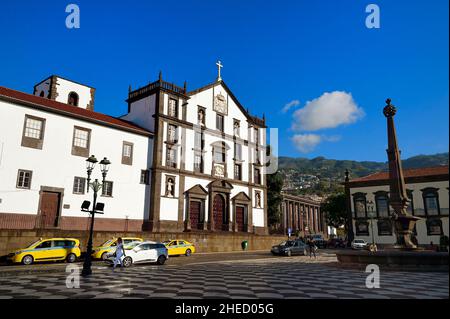 Portugal, Île de Madère, Funchal, praca do municipio, Eglise Saint Jean l'évangéliste (Igreja de Sao Joao Evangelista) ou Eglise du Collège jésuite Banque D'Images