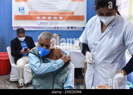 Guwahati, Inde.10th janvier 2022.Une infirmière administre une dose de rappel du vaccin COVID-19 à un citoyen âgé de Guwahati, Assam, Inde, le lundi 10 janvier 2022.La campagne de vaccination pour la troisième dose ou «˜» dose de précaution pour les groupes prioritaires - les travailleurs de la santé, les travailleurs de première ligne et les personnes âgées de plus de 60 ans souffrant de comorbidités a commencé lundi.(Image de crédit : © David Talukdar/ZUMA Press Wire) Banque D'Images