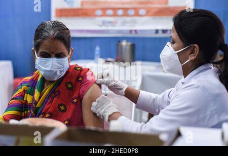 Guwahati, Inde.10th janvier 2022.Une infirmière administre une dose de rappel du vaccin COVID-19 à un citoyen âgé de Guwahati, Assam, Inde, le lundi 10 janvier 2022.La campagne de vaccination pour la troisième dose ou «˜» dose de précaution pour les groupes prioritaires - les travailleurs de la santé, les travailleurs de première ligne et les personnes âgées de plus de 60 ans souffrant de comorbidités a commencé lundi.(Image de crédit : © David Talukdar/ZUMA Press Wire) Banque D'Images