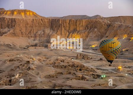 Égypte, haute Égypte, Vallée du Nil, près de Louxor, Thèbes de l'Ouest,Nécropole thébaine classée au patrimoine mondial de l'UNESCO, Deir el-Bahari, temple de Hatshepsut à partir d'une montgolfière (vue aérienne) Banque D'Images