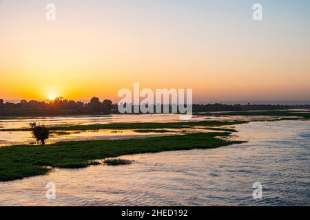 Égypte, haute Égypte, Vallée du Nil, coucher de soleil Banque D'Images