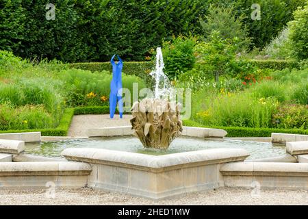 France, Indre et Loire, Vallée de la Loire classée au patrimoine mondial de l'UNESCO, Villandry, Château de Villandry, propriété d'Henri et d'Angélique Carvallo, les formes humaines bleues des remances de Jean Paul Moscovino et le bassin d'eau en forme de soleil conçu par Arnaud de Saint Jouan Banque D'Images